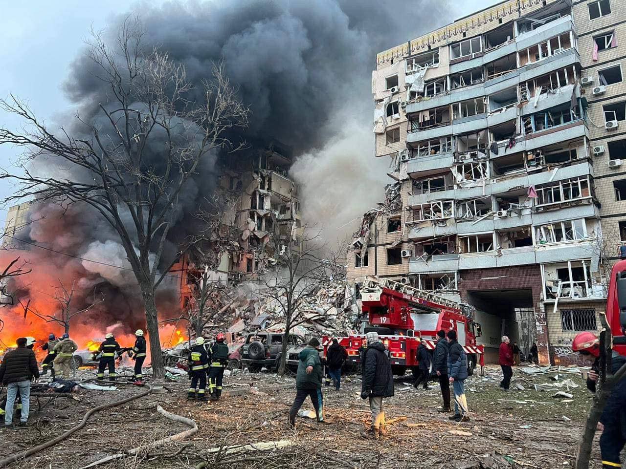 Foto des zerstörten Wohnhauses in Dnipro