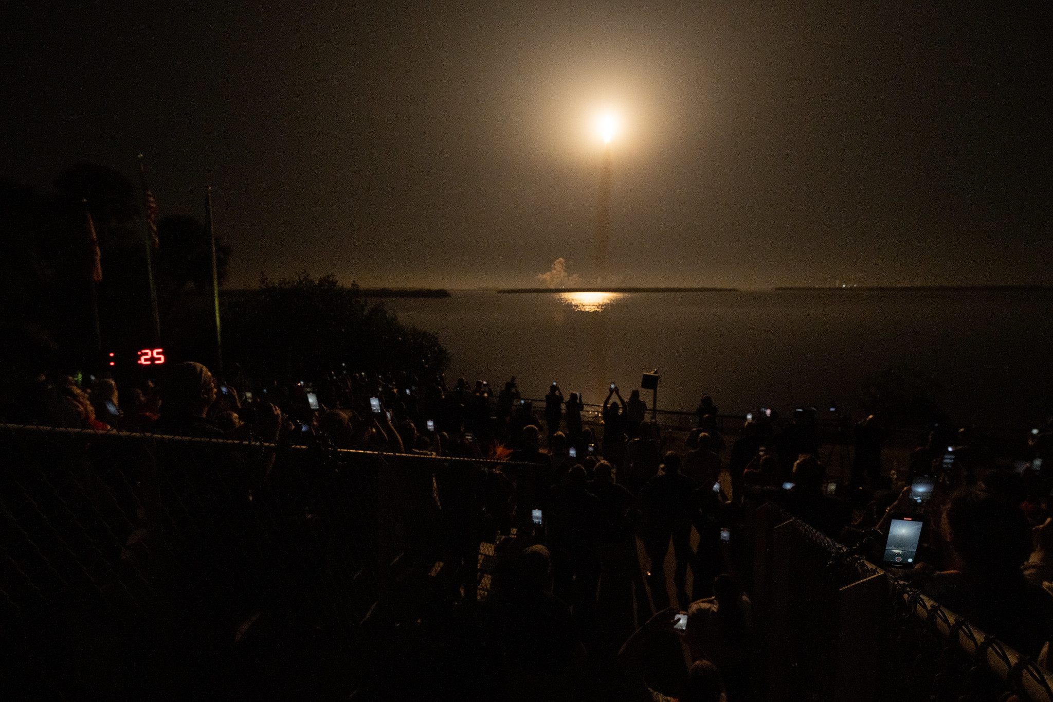 Schaulustige beobachten aus der Ferne den Start der Artemis-1-Rakete