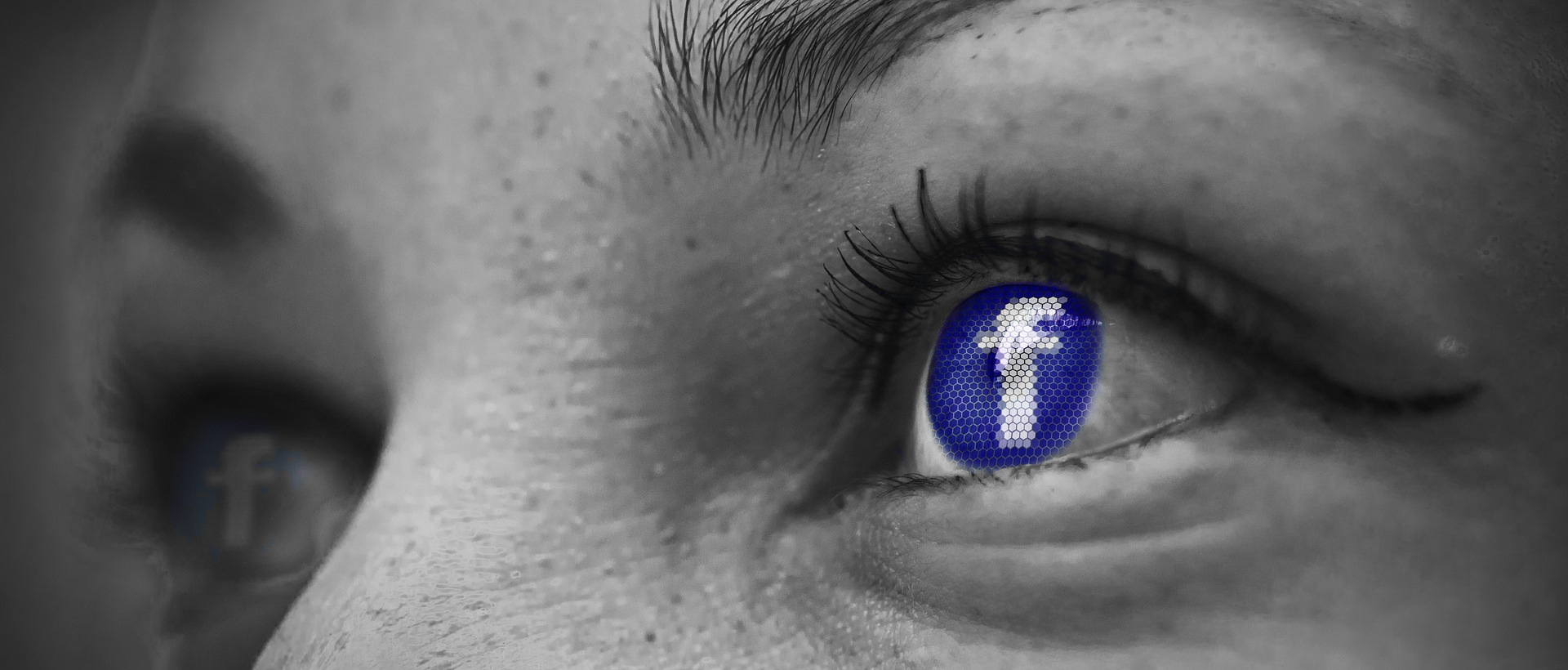 schwarz-weiß Nahaufnahme von Augen, in den Augen das blaue Facebook-Logo