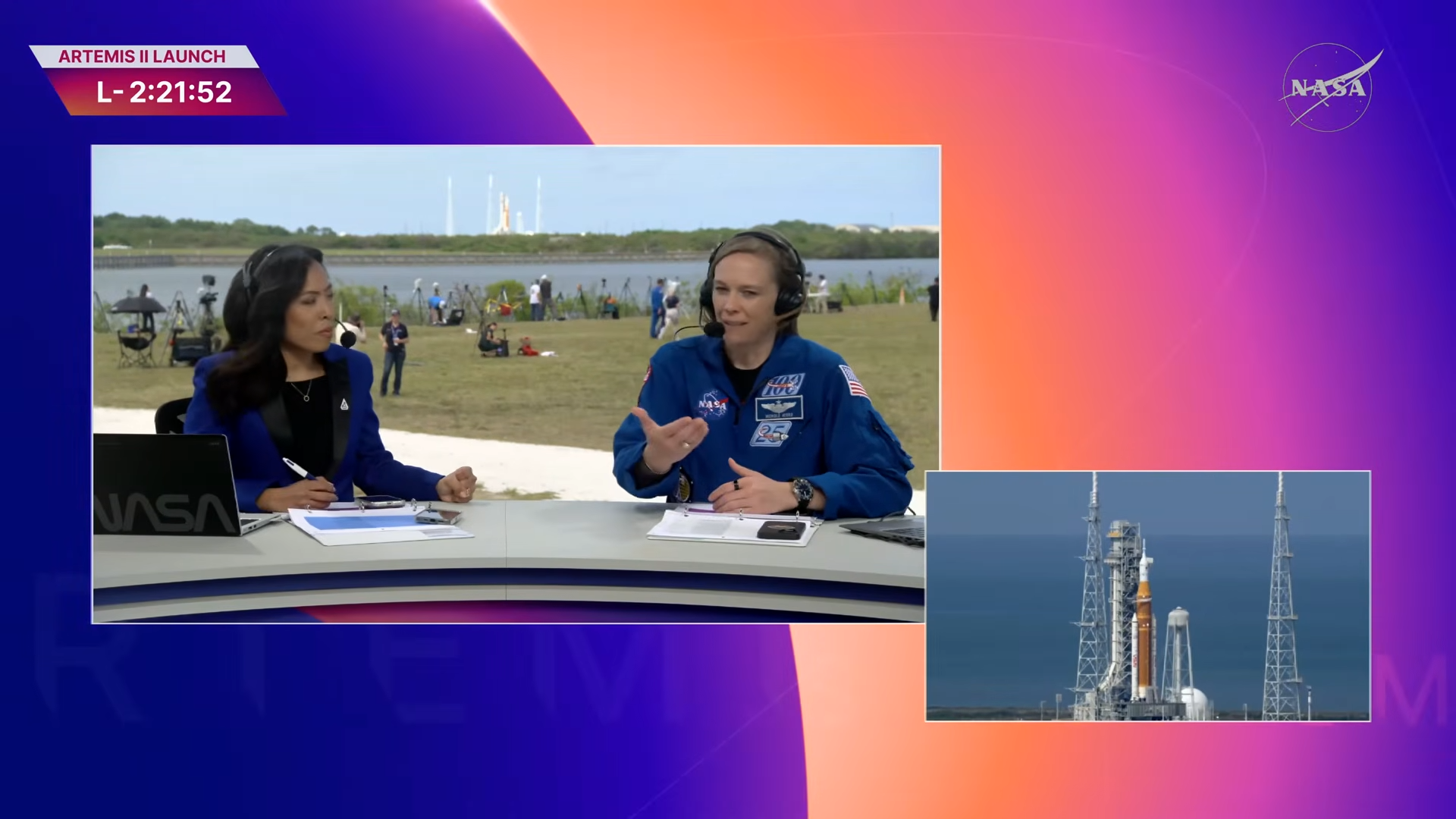 Screenshot aus dem NASA-Livestream. Oben links sind die Moderatorin und die Expertin zu sehen, unten rechts die Rakete vor dem Start.